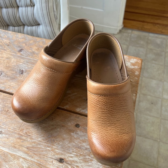 Women’s Dansko clogs size 38 - Picture 1 of 11